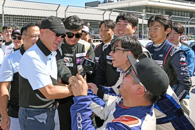 정의선 현대차그룹 회장이 '현대 N 페스티벌'을 찾아 선수들과 소통했다. /사진=독자제공