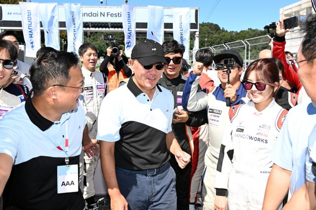 정의선 현대차그룹 회장이 '현대 N 페스티벌'을 찾아 선수들과 소통했다. /사진=독자제공
