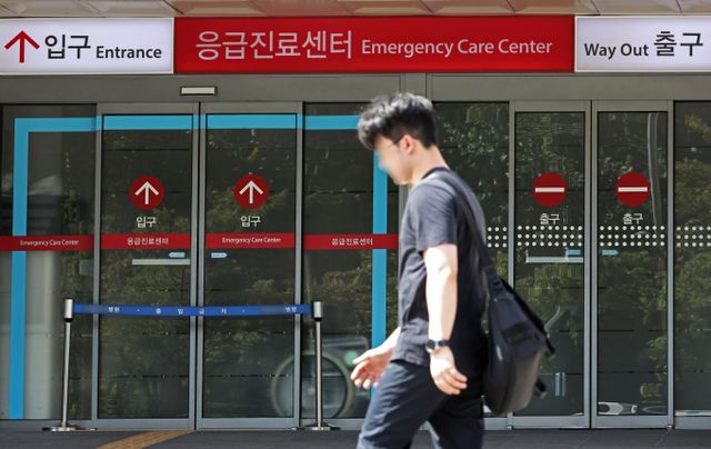 정부가 4일부터 응급실 진료 지원을 위해 군의관을 긴급 파견한다. 사진은 지난 3일 서울 시내 한 대형병원 응급실에서 시민들이 이동하는 모습. /사진=뉴시스