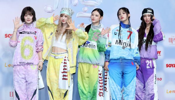 걸그룹 '뉴진스' 멤버들이 민희진 어도어 전 대표의 해임과 관련해 자신들의 심경을 팬 플랫폼 '포닝'을 통해 밝혔다. 사진은 뉴진스가 지난 7월 2024 SBS가요대전 서머 블루카펫에서 포즈를 취하고 있는 모습. /사진=뉴시스