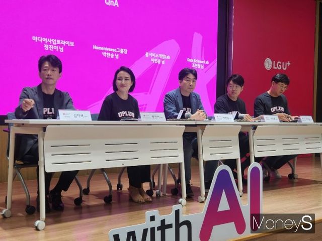 LG유플러스 경영진들이 용산사옥에서 개최한 기자간담회에서 Q&A 세션을 진행하고 있다. 사진은 김지혁 LSR/UX담당(왼쪽부터), 정진이 미디어사업트라이브장(담당), 박찬승 홈니버스그룹장(상무), 이민홍 홈서비스개발랩장(담당), 조현철 데이터사이언스랩장(담당). /사진=양진원 기자 