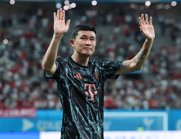 김민재가 올시즌 처음으로 독일 매체가 선정한 베스트11에 선정됐다. 사진은 지난달 3일 서울월드컵경기장에서 열린 쿠팡플레이 시리즈 토트넘 홋스퍼와와의 경기 후 팬들에게 인사하는 그의 모습. /사진=뉴스1