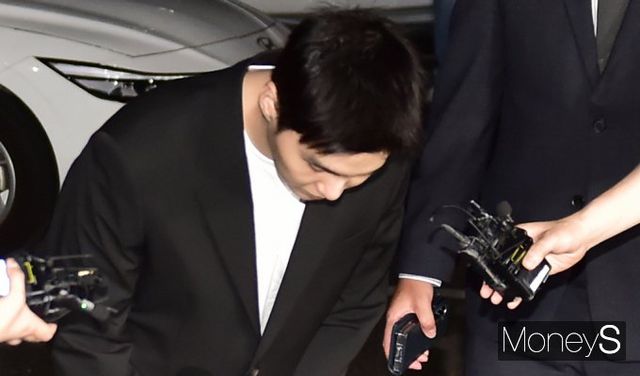 음주 상태로 전동 스쿠터를 몬 혐의로 약식 기소된 방탄소년단(BTS) 슈가가 벌금형을 받았다. 사진은 슈가가 용산경찰서에 출석한 모습. /사진=머니S