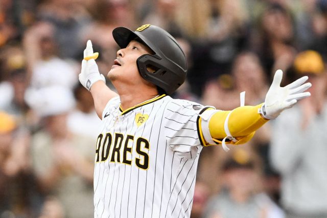 어깨 부상으로 올시즌을 마감한 김하성이 자유계약(FA)에 대한 자신의 생각을 밝혔다. 사진은 지난 6월8일 미국 캘리포니아주 샌디에이고 펫코파크에서 열린 샌디에이고 파드리스와 애리조나 다이아몬드백스의 경기에 나선 김하성. /사진=로이터