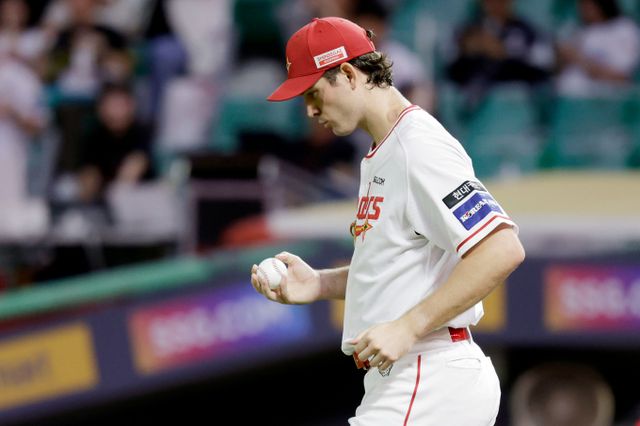 SSG랜더스가 가을야구 진출이 걸린 최종전에서 키움 히어로즈와 맞붙는다. 사진은 지난 24일 인천 미추홀구 문학경기장에서 열린 LG트윈스와 SSG랜더스의 경기에 선발투수로 등판한 드류 앤더슨. /사진=뉴시스