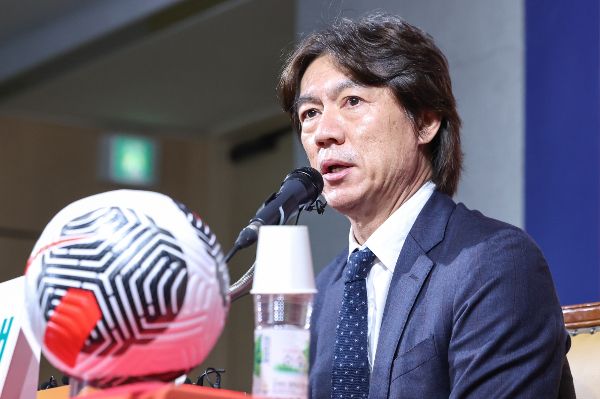 홍명보 축구대표팀 감독이 다음달 있을 월드컵 예선 2연전에 나설 태극전사 명단을 발표했다. 사진은 30일 서울 종로구 축구회관에서 대표팀 소집 명단 발표 기자회견을 갖는 홍 감독의 모습. /사진=뉴스1