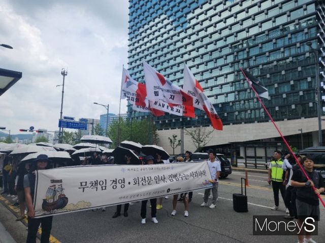 카카오 노조가 지난해 8월17일 카카오 사옥이 위치한 경기 성남시 판교 주변을 돌며 시위하고 있다. /사진=양진원 기자
