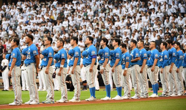 세계야구소프트볼연맹(WBSC) 세계 랭킹에서 한국 야구가 6위로 두 계단 하락했다. 사진은 대한민국 야구대표팀이 한일 드림 플레이어즈 게임 시작 전 국민의례를 하는 모습. /사진=뉴시스