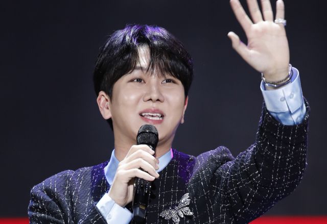 유명 가수의 어머니가 아들의 앞길을 막는 전 남편에 대해 예능 프로그램에서 상담을 한 가운데, 이 가수가 '미스터트롯' 출신 김수찬으로 밝혀졌다.사진은 지난 2월 서울 마포구 상암동 SBS 프리즘 타워에서 열린 SBS FiL, SBS M '더 트롯쇼'에 참석한 가수 김수찬. /사진=뉴스1