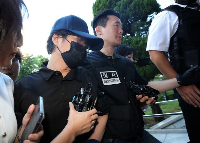 가상자산(코인) 출금 중단 혐의로 재판받던 가상자산예치서비스 업체 하루인베스트 대표 이모씨를 법정에서 흉기로 공격한 50대 남성이 검찰에 넘겨졌다. 사진은 50대 남성 A씨가 지난달 30일 서울 양천구 서울남부지방법원에서 열린 구속 전 피의자 심문(영장실질심사)에 출석하는 모습. /사진=뉴스1 