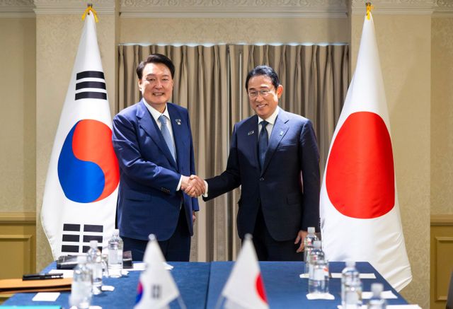 윤석열 대통령과 기시다 후미오 일본 총리가 6일 마지막 한·일 정상회담을 진행한다. 사진은 북대서양조약기구(NATO·나토) 75주년 정상회의에 참석한 윤 대통령(왼쪽)이 지난 7월10일(현지시각) 미국 워싱턴DC 윌러드 인터콘티넨탈 호텔에서 열린 한·일 정상회담에서 기시다 총리와 악수하는 모습. /사진=뉴시스(공동취재) 