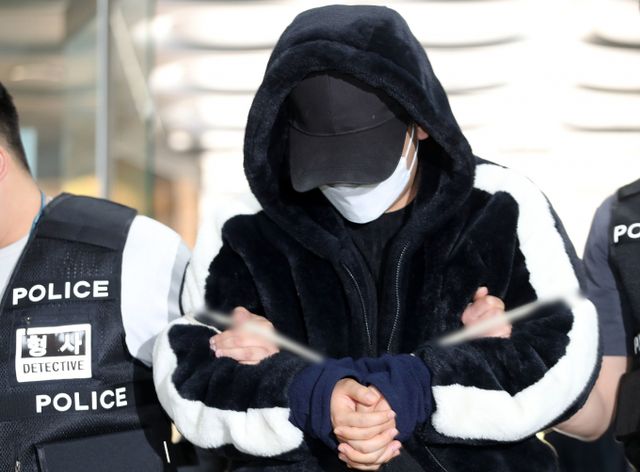 대법원이 강남 학원가에서 마약 음료를 제조해 청소년에게 투약하도록 지시한 주범에게 징역 18년을 선고했다. 사진은 강남 학원가 마약 음료 사건 주범인 20대 남성 길모씨가 지난해 4월10일 서울 서초구 서울중앙지방법원에서 열린 구속 전 피의자심문(영장실질심사)에 출석하는 모습. /사진=뉴스1