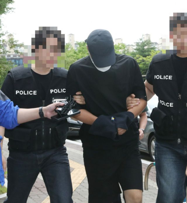 16년 만에 잡힌 시흥 강도살인범에게 검찰이 무기징역을 구형했다. 사진은 2008년 경기 시흥시 정왕동에서 발생한 슈퍼마켓 살인사건 유력 용의자 A씨가 지난 7월17일 경기 안산시 단원구 수원지방법원 안산지원에서 열린 구속 전 피의자 심문(영장실질심사)에 출석하는 모습. /사진=뉴스1