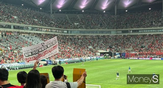 지난 5일 월드컵 예선전에서 경기가 시작하기 전 팬들이 모여 응원의 소리를 내고 있다. 사진은 팔레스타인 선수들을 응원하는 팬들의 모습. /사진=윤채현 기자