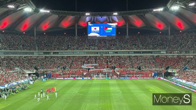  지난 5일 월드컵 예선전에서 경기가 시작하기 1분 전의 모습. 멀리서 '한국 축구의 암흑시대' '일진놀이 몽규' '선수는 1류, 협회장은??' 등의 걸개가 보인다. /사진=윤채현 기자