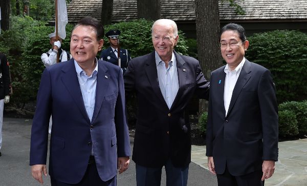 기시다 후미오 일본 총리가 오늘 한국에 방문하는 한편 미국 국무부 대변인은 미국·한국·일본 동맹의 중요성을 강조했다. 사진은 지난해 미국 캠프 데이비드에서 열린 한미일 정상회담에 나선 윤석열 대통령(왼쪽), 조 바이든 미국 대통령(가운데), 기시다(오른쪽)의 모습. /사진=뉴스1