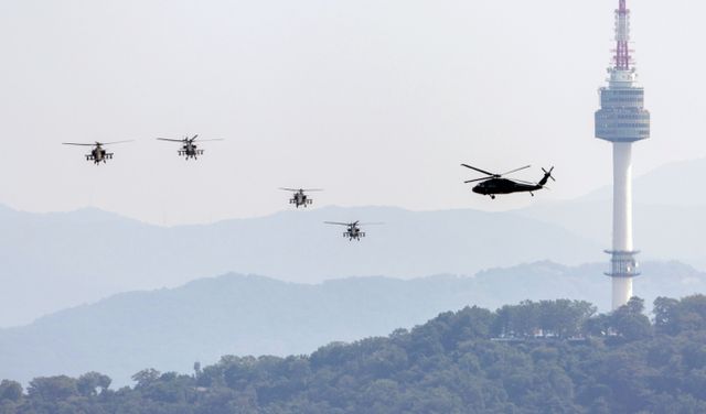  14일 오후 서울 종로구 광화문 일대에서 육군 아파치 헬기가 국군의 날 행사 준비 훈련 비행을 하고 있다. /사진=뉴시스