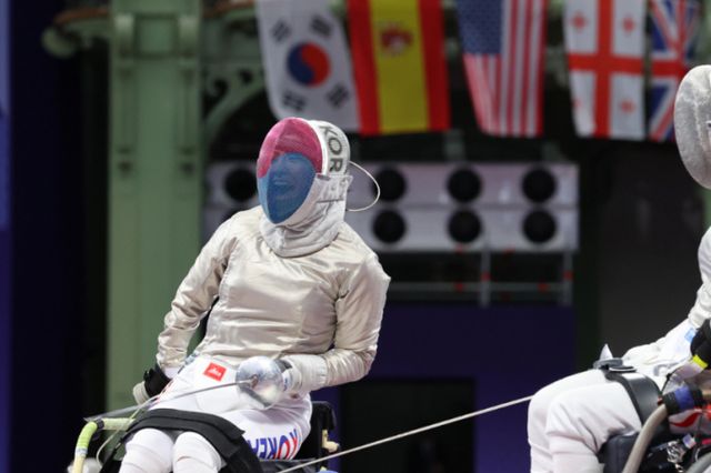 휠체어 펜싱 권효경이 지난 3일(현지시각) 프랑스 파리 그랑 팔레에서 2024 파리 패럴림픽 펜싱 사브르 32강전 경기를 펼치고 있다. /사진=대한장애인체육회