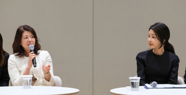 김건희 여사(오른쪽)와 기시다 유코 여사가 지난 6일 서울 시내의 한 K-pop 엔터테인먼트사를 방문해 연습생, 아티스트 및 총괄 매니저와 간담회를 하고 있다. /사진-대통령실 