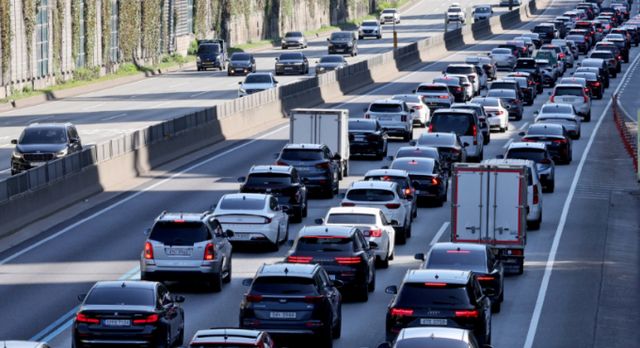 추석 연휴 닷새째를 맞은 지난해 10월2일 오후 서울 서초구 경부고속도로 잠원IC 구간에 교통량이 늘어나면서 차량들이 거북이 운행을 하고 있다. /사진=뉴스1