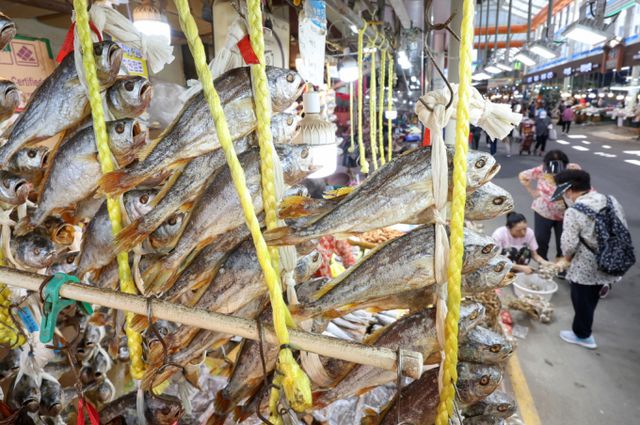 29일 서울 동대문구 청량리 청과물시장에서 시민들이 추석 제수용품 중 하나인 굴비를 판매하고 있다. /사진-뉴스1