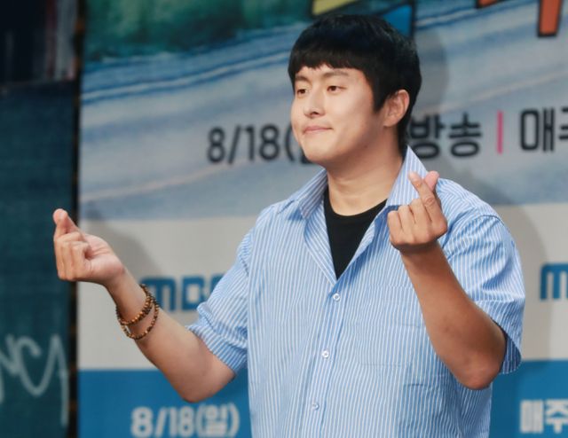 방송인 기안84가 16일 오후 서울 마포구 상암동 MBC 사옥에서 진행된 '태아난김에 음악일주' 제작발표회에 참석해 포즈를 취하고 있다./사진=뉴시스