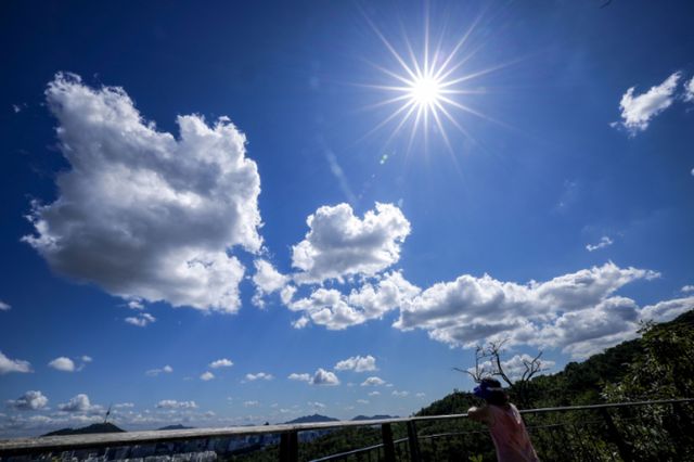 지난달 29일 서울 종로구에 파란 하늘이 보이고 있다. /사진=뉴스1