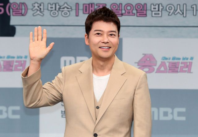 방송인 전현무가 '순간포착 세상에 이런 일이' 새 시즌 MC로 나선다. 사진은 전현무가 예능 제작발표회에서 포즈를 취하는 모습. /사진=뉴시스