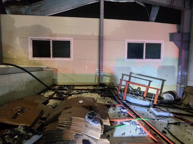 경기 김포 한 제조공장 화재 현장에서 북한 오물 풍선 기폭장치로 보이는 물체가 확인됐다. 사진은 화재가 발생한 김포 제조공장의 모습. /사진=뉴시스(김포소방서 제공)