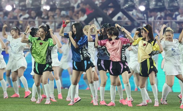 그룹 뉴진스가 '더팩트 뮤직 어워드'에 참석해 민희진 전 어도어 대표를 언급했다. 사진은 뉴진스가 쿠팡플레이 시리즈 잉글랜드 프리미어리그 경기에서 축하공연을 하는 모습. /사진=뉴스1