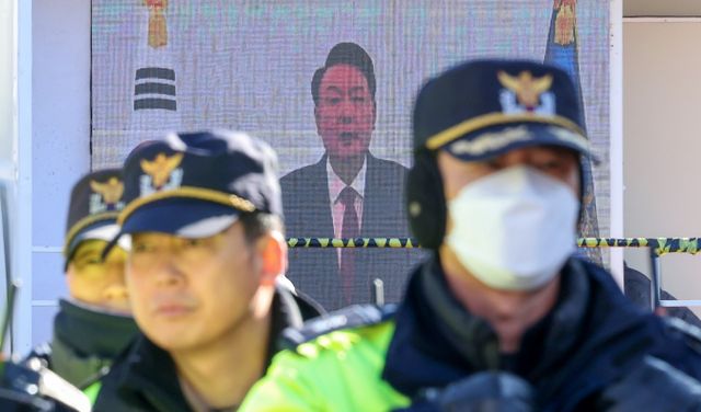 고위공직자범죄수사처(공수처)가 이르면 2일 내란 우두머리(수괴) 혐의를 받는 윤석열 대통령에 대한 체포영장을 집행할 수 있다는 관측이 나온다. 사진은 지난해 12월 24일 서울 용산구 대통령 관저 앞에서 경계 근무하는 경찰 뒤로 보수단체가 준비한 윤석열 대통령의 대국민 담화 영상이 나오는 모습. /사진=뉴스1 