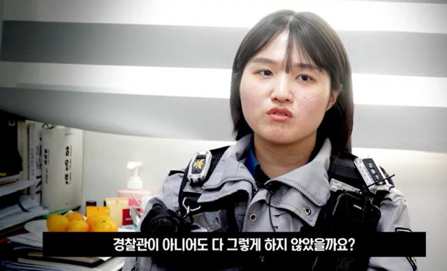 70대 치매 노인을 퇴근길 새내기 경찰관이 발견하고 안전하게 가족에게 인계한 사연이 뒤늦게 알려졌다. /사진=유튜브 경기남부경찰서 캡처