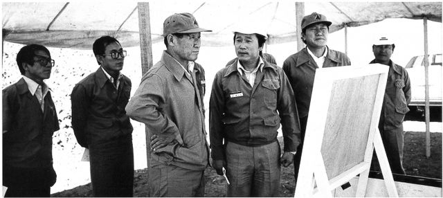 사진은 정주영 선대회장이 사우디아라비아 주베일 산업항 건설 현장을 둘러보며 현황을 점검하는 모습. /사진=현대자동차그룹