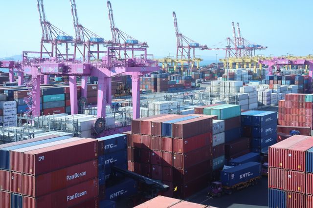 세계 최빈국이던 한국은 세계 10위권 경제 대국으로 성장했다. 사진은 인천 연수구 인천신항 컨테이너 터미널. /사진=뉴스1