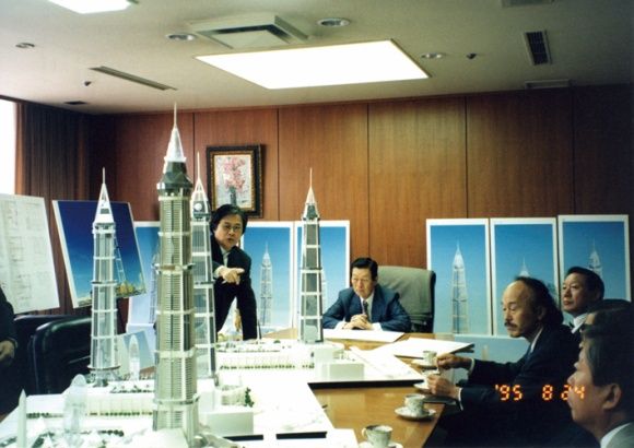 1995년 8월 롯데그룹 창업주 신격호 명예회장이 롯데월드타워 건립안을 검토하고 있다. /사진=롯데그룹