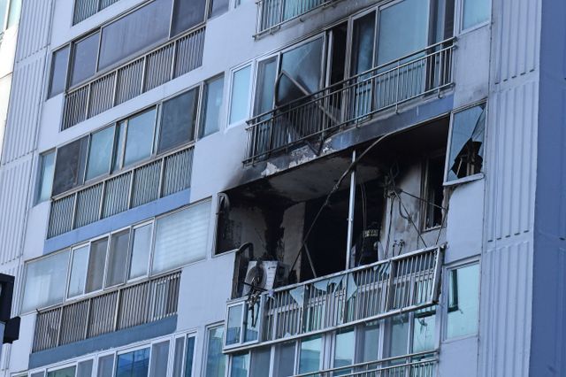 인천 부평구의 한 아파트에서 방화로 추정되는 화재가 발생해 한밤중 주민 250여명이 대피하는 소동이 발생했다. 사진은 국내 한 아파트 화재현장이며 기사와는 무관. /사진=뉴스1