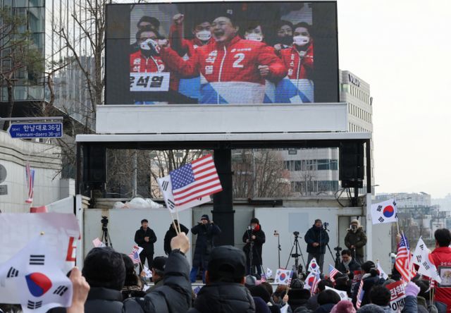 고위공직자범죄수사처는 내란 수괴 및 직권남용 권리행사 방해 혐의를 받는 윤석열 대통령의 체포영장 집행에 전력을 다한다는 방침이다. 사진은 1일 오후 서울 용산구 한남동 대통령 관저 인근에서 윤석열 대통령 지지자들이 윤 대통령에 대한 법원의 체포영장 발부 규탄 집회를 하는 모습. /사진=뉴스1