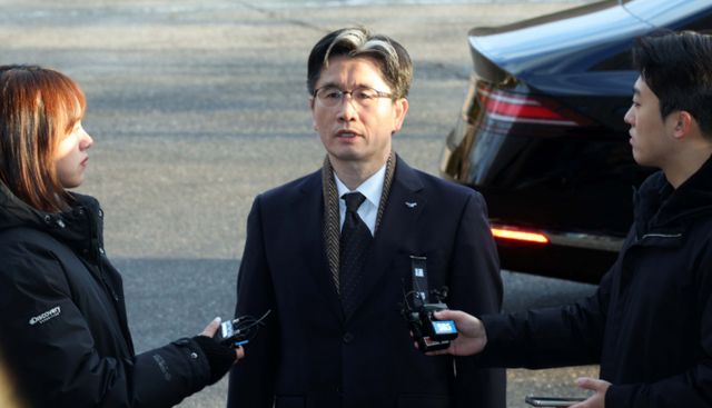 헌정사상 처음으로 현직 대통령에 대한 체포영장이 발부된 가운데 고위공직자범죄수사처(공수처)의 수사 시계도 더욱 빨라질 전망이다. 사진은 오동운 공수처장이 1일 오전 경기 과천시 정부과천청사 고위공직자범죄수사처로 출근하며 취재진 질문에 답변하는 모습. /사진=뉴시스