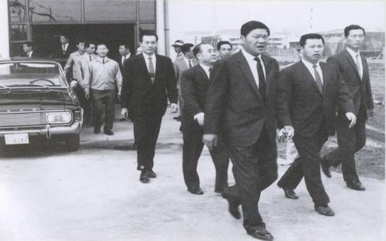 SK그룹 창업주인 최종건 창업회장(오른쪽 세번째)과 최종현(오른쪽 두번째) 선대회장이 1969년 2월 준공된 수원 선경합섬(현 SK케미칼) 폴리에스터 공장을 둘러보고 있다. /사진=SK