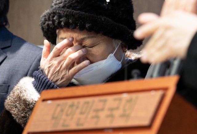 강경대 열사의 유족이 '반공청년단' 해체와 민진전 의원 사퇴를 촉구했다. 사진은 '백골단 피해자' 강경대 열사의 어머니인 이덕순 씨가 10일 오후 서울 여의도 국회 소통관에서 열린 백골단 피해자 관련 기자회견에서 발언을 듣는 도중 눈물을 훔치고 있는 모습. /사진=뉴스1