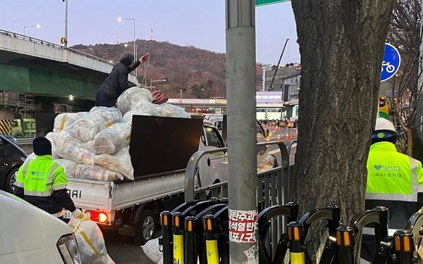 사진은 10일 오전 7시30분쯤 서울 용산구 한남동 한남대로에서 미화원들이 차에 올라타 쓰레기를 정리하고 있는 모습. /사진=뉴스1