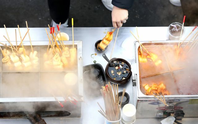 기온이 조금 오르지만 여전히 추운 날씨가 이어지겠다. 사진은 김이 모락모락 피어오르는 어묵으로 추위에 꽁꽁 언 몸을 녹이는 시민. /사진=뉴스1 