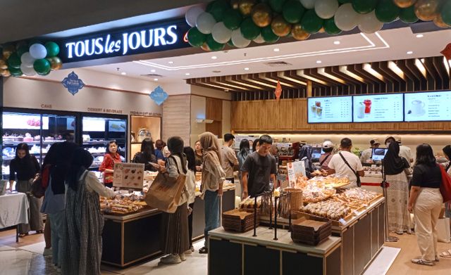 CJ푸드빌 뚜레쥬르가 인도네시아 시장 성장 경험과 현지 공장 등을 기반으로 말레이시아 시장에 재진출한다. 인도네시아 반둥 소재 뚜레쥬르 파스칼몰점을 찾은 시민들이 빵을 고르고 있다. /사진=CJ푸드빌