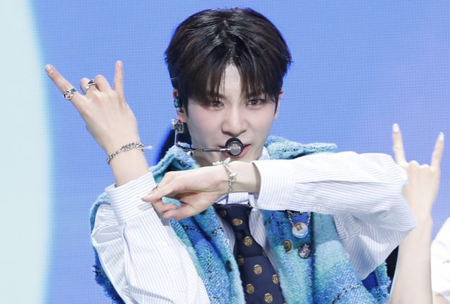 가수 정동원이 선한스타 12월 가왕전 상금 70만 원을 소아암, 백혈병, 희귀난치질환으로 고통받고 있는 환아들의 치료비 지원을 위해 기부했다. 사진은 지난해 6월 서울 상암동 SBS 프리즘타워에서 열린 생방송 SBS M '더쇼' 에서 화려한 무대를 선보인 가수 정동원. /사진=뉴스1