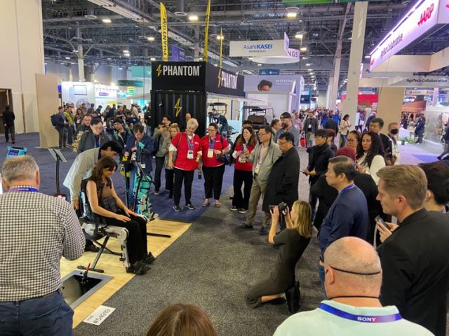 미국 라스베이거스에서 개막한 세계 최대 전자제품박람회 'CES 2025'에 참가한 코스모로보틱스 부스. / 사진=코스모로보틱스