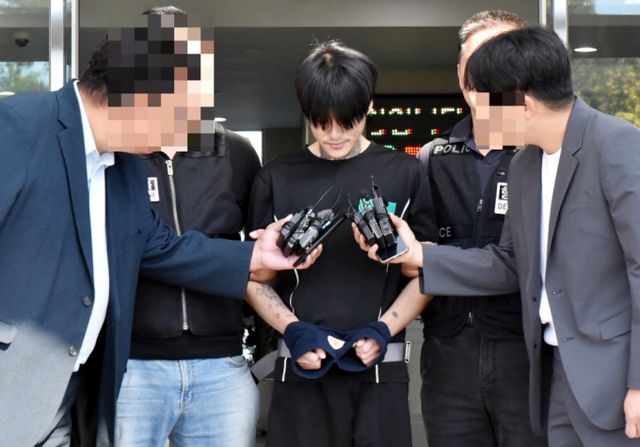 전남 순천시 한 도로에서 여학생을 살해한 혐의를 받는 박대성이 1심 재판 결과에 항소했다. 사진은 지난해 10월4일 전남 순천경찰서에서 검찰로 송치되고 있는 박대성의 모습. /사진=뉴시스