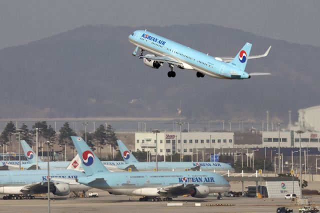 일본 가고시마로 향하는 대한항공 여객기가 승객들이 맡긴 짐을 46개를 싣지 않고 운항하는 일이 발생했다. 사진은 인천국제공항 전망대에서 바라본 공항 계류장 내 대한항공 모습. /사진=뉴시스 