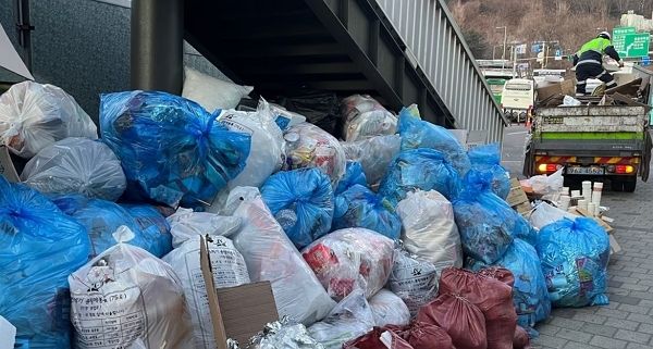 서울 용산구 한남동 일대에는 탄핵 찬반 집회가 밤새 열리면서 거리 곳곳에 쓰레기 '산'이 생기고 있다. 사진은 10일 오전 8시쯤 서울 용산구 한남동 한남대로 옆 인도에서 미화원이 쓰레기를 수거하는 모습. /사진=뉴스1