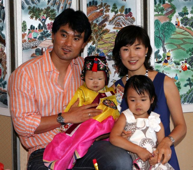 미국 캘리포니아주 로스앤젤레스(LA)에서 발생한 산불로 전 메이저리그 선수 박찬호(52)도 자택이 전소되는 피해를 입었다. 박찬호 선수 부부와 자녀들 사진./사진=머니투데이