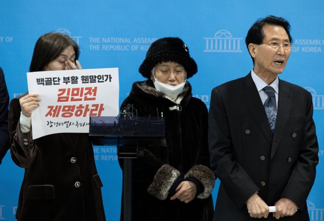 사진은 '백골단 피해자' 강경대 열사의 아버지인 강민조 씨 10일 오후 서울 여의도 국회 소통관에서 열린 백골단 피해자 관련 기자회견을 마친 후 취재진 질문에 답변하는 모습. 오른쪽부터 아버지 강민조씨, 어머니 이덕순씨, 눈물을 흘리는 누나 강선미씨. /사진=뉴스1